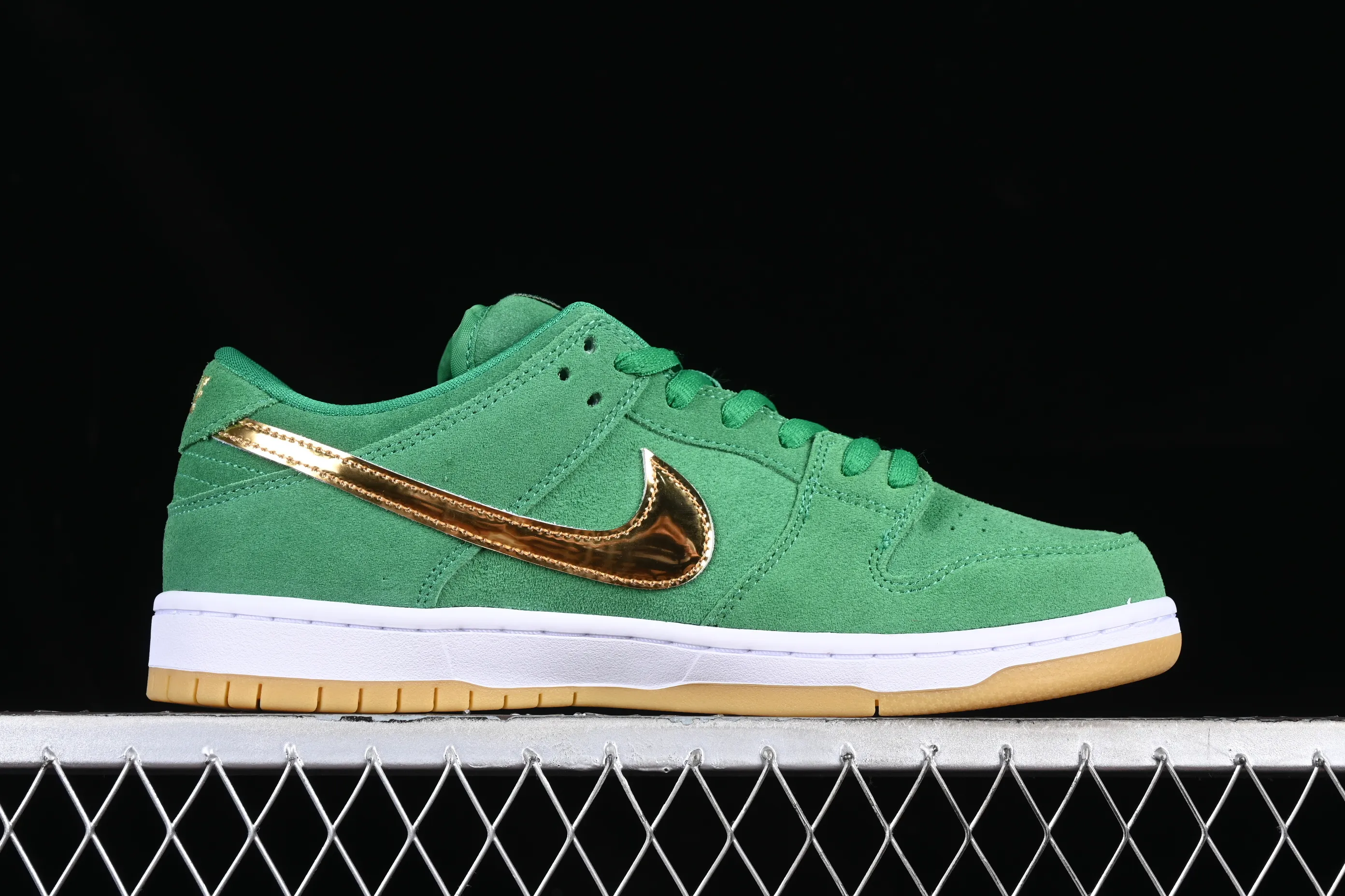 All categories Nk SB Dunk series Nk SB Dunk Low low-top sneakers Y version Nk SB Dunk Low Pro green gold SB smashed backboard fashion casual sneakers BQ6817-303